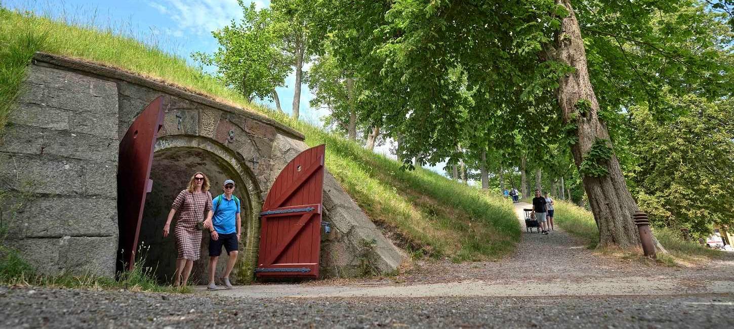 Turister på gåtur på volden ved Nyborg Slot