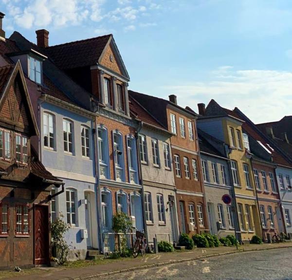 Charmerende Skippergade med farverige bindingsværkshuse