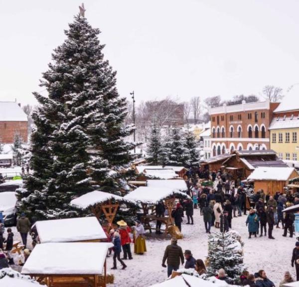 Udsigt til sneklædt julemarked i den gamle Kongeby, Nyborg