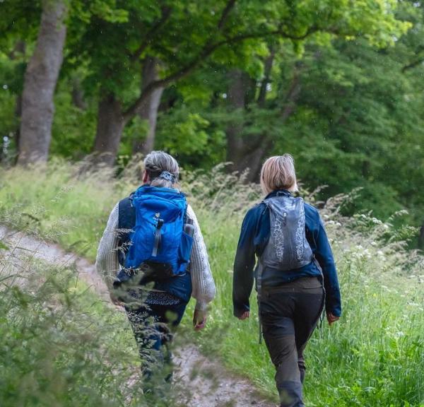 Zwei Freunde machen einen Spaziergang auf der Stadtmauer von Schloss Nyborg
