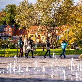 Turister går på Torvet i Nyborg i efterårsferien